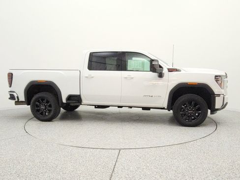 Used 2025 GMC Sierra 2500 AT4 image 4