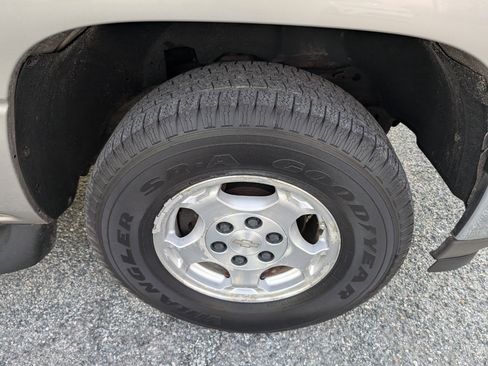 Used 2006 Chevrolet Suburban LS w/ Smart Select Package image 4