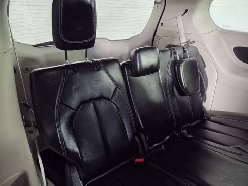Certified 2024 Chrysler Pacifica Touring-L image 29