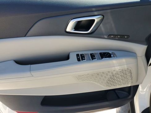 Used 2025 Kia Carnival EX FWD image 21