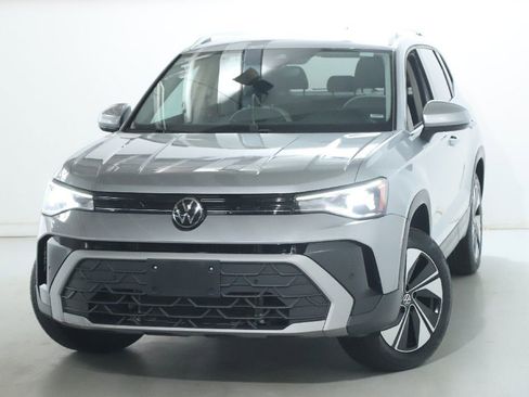 Used 2025 Volkswagen Taos SE AWD/4WD image 3