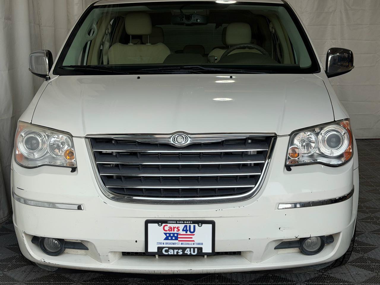 Used 2008 Chrysler Town & Country Limited w/ Entertainment Group #3 FWD image 2