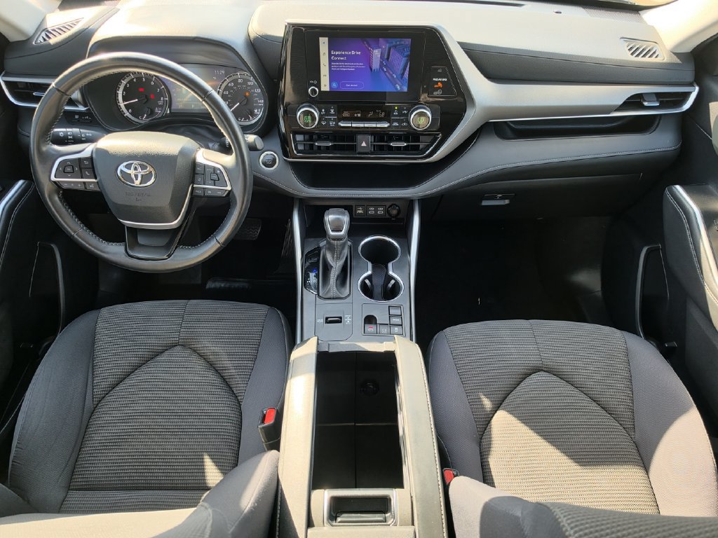 Used 2025 Toyota Highlander LE FWD image 13