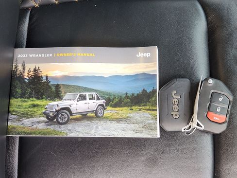 Used 2023 Jeep Wrangler Unlimited Sahara AWD/4WD image 41