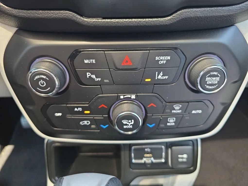 Used 2018 Jeep Renegade Limited w/ UConnect 8.4 Nav Group FWD image 35