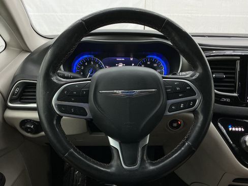 Used 2020 Chrysler Pacifica Touring w/ Advanced Safetytec Group FWD image 31