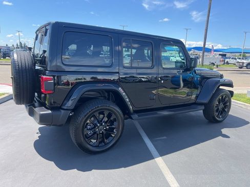 Used 2025 Jeep Wrangler Unlimited Sahara AWD/4WD image 13