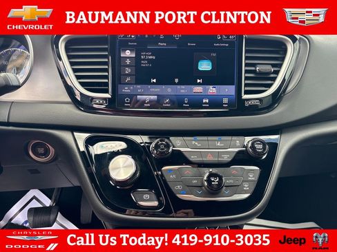 Used 2025 Chrysler Pacifica Select FWD image 19