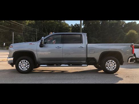 Used 2024 Chevrolet Silverado 2500 LTZ w/ LTZ Premium Package image 3
