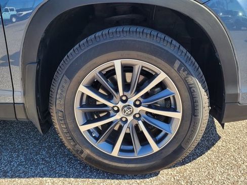 Used 2019 Toyota Highlander XLE image 10