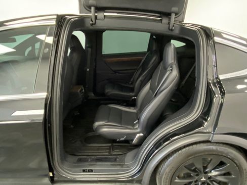 Used 2018 Tesla Model X 75D image 31