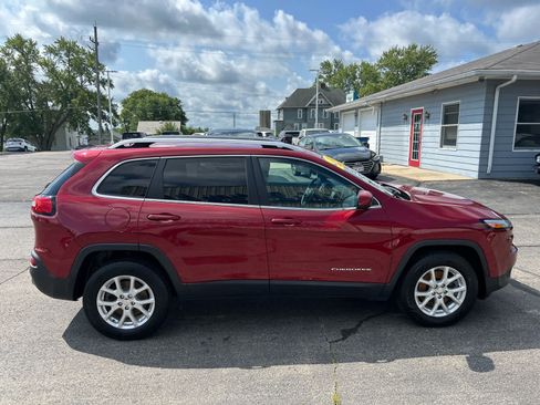 Used 2017 Jeep Cherokee Latitude w/ Cold Weather Group AWD/4WD image 8