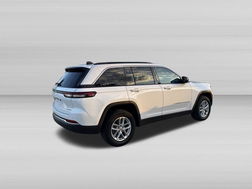 Used 2025 Jeep Grand Cherokee Laredo X w/ Luxury Tech Group I AWD/4WD image 5