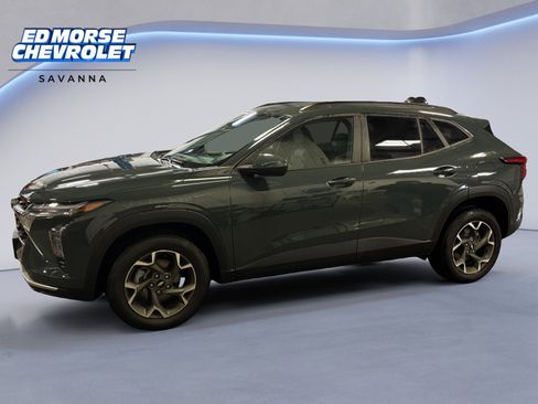 Used 2025 Chevrolet Trax LT image 2