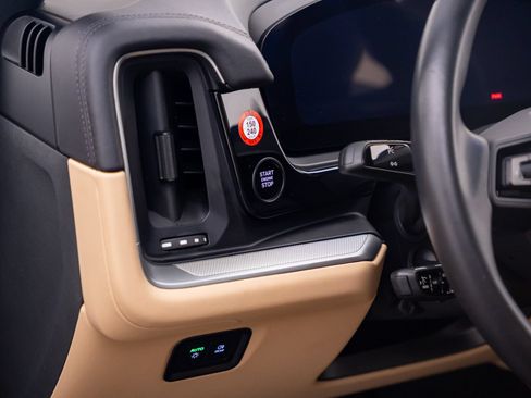 Certified 2024 Porsche Cayenne AWD/4WD image 20