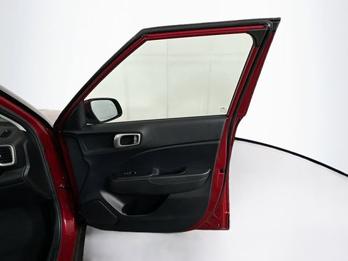 Used 2025 Hyundai Venue SEL FWD image 29