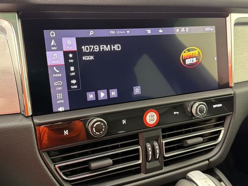 Certified 2026 Porsche Macan AWD/4WD image 23