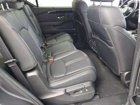 Used 2025 Honda Pilot Touring image 11