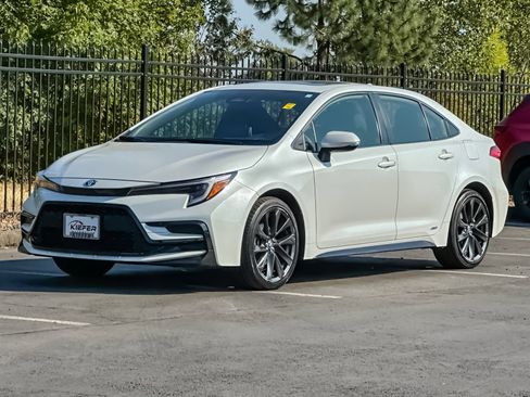 Used 2025 Toyota Corolla SE w/ SE Premium Package AWD/4WD image 7