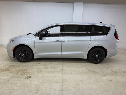 Used 2024 Chrysler Pacifica Touring-L FWD image 2