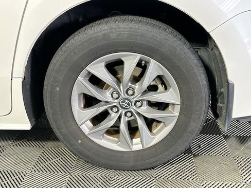 Used 2021 Toyota Sienna XLE image 29