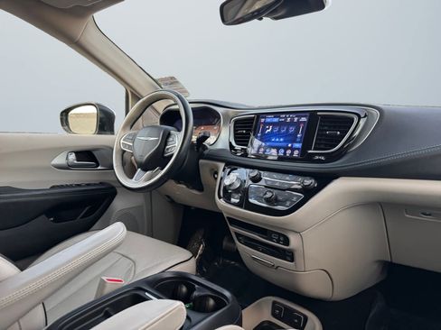 Used 2017 Chrysler Pacifica Platinum image 13