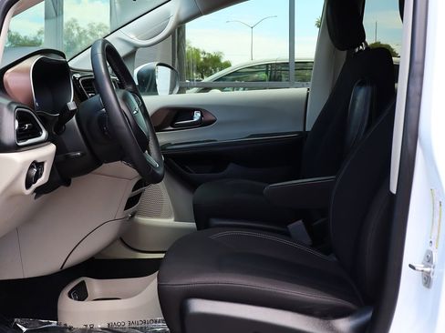 Used 2022 Chrysler Voyager LX FWD image 40