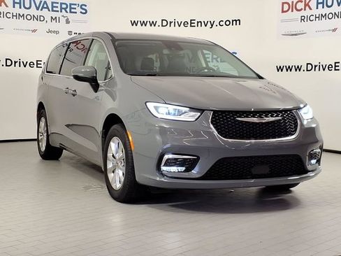 Used 2023 Chrysler Pacifica Touring-L AWD/4WD image 3