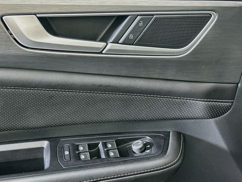 Used 2025 Volkswagen Atlas Cross Sport SE FWD image 15