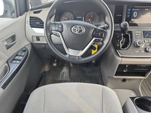 Used 2015 Toyota Sienna LE image 10