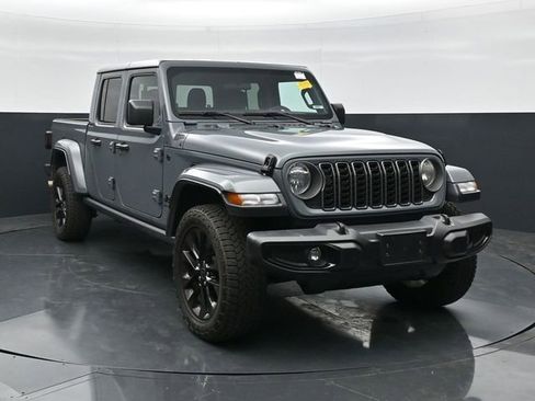 Used 2025 Jeep Gladiator Sport AWD/4WD image 4