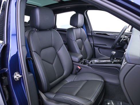Certified 2025 Porsche Macan image 28