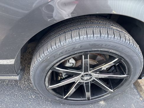 Used 2019 Ford Expedition Platinum image 5