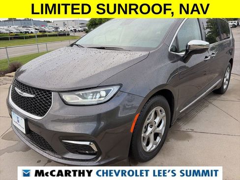 Used 2023 Chrysler Pacifica Limited FWD image 3