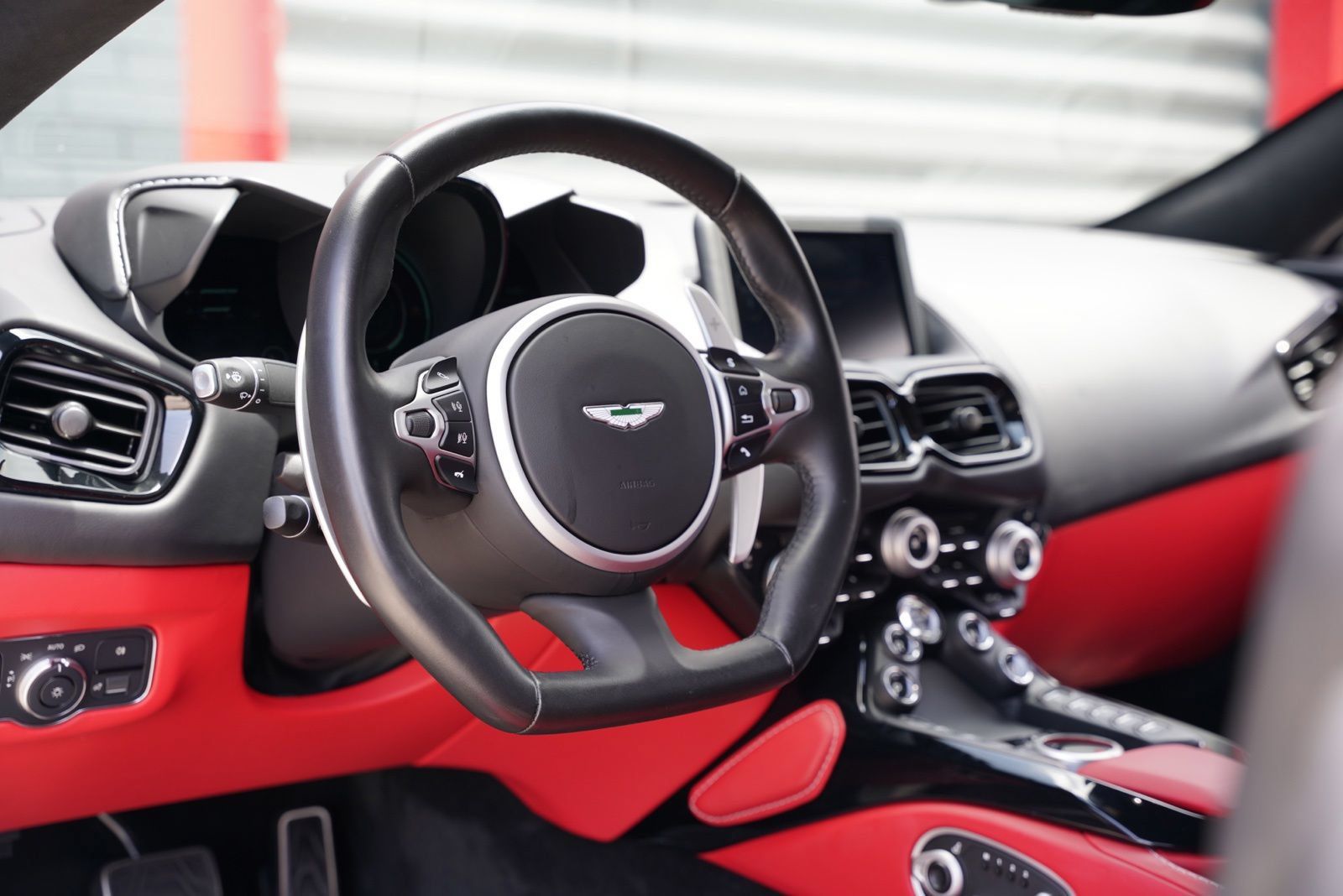 Used 2023 Aston Martin V8 Vantage Coupe RWD image 21