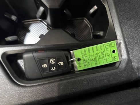 Used 2024 Volkswagen Tiguan SE image 25