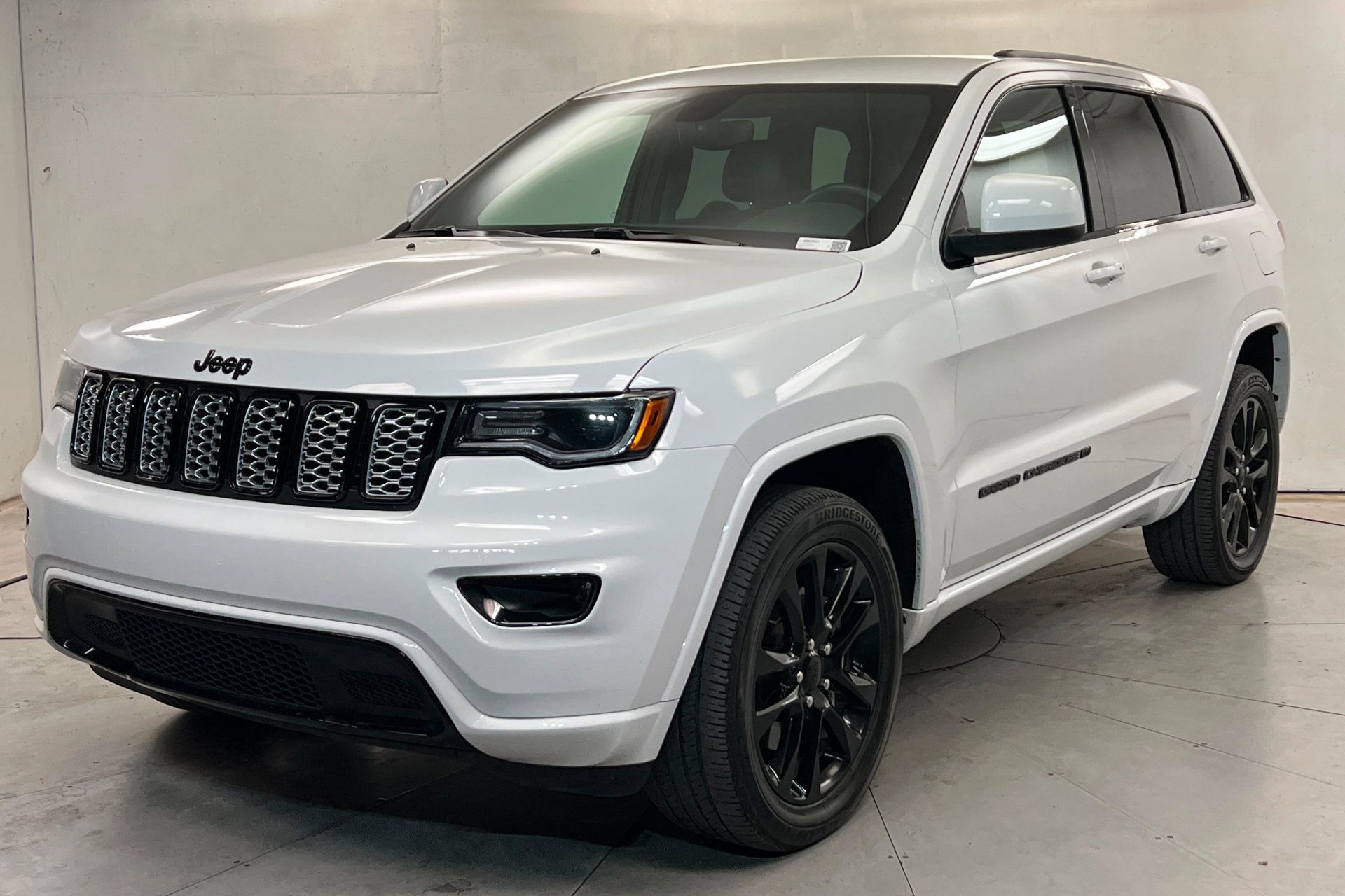 Certified 2022 Jeep Grand Cherokee Laredo X AWD/4WD image 1
