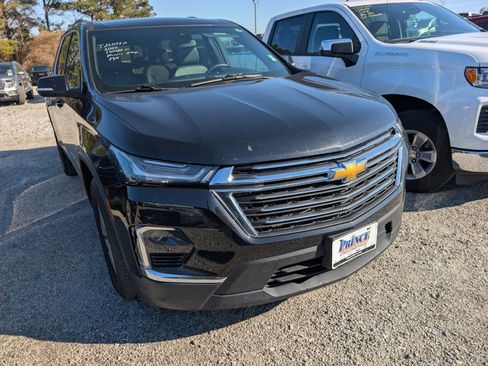 Used 2022 Chevrolet Traverse LT image 2