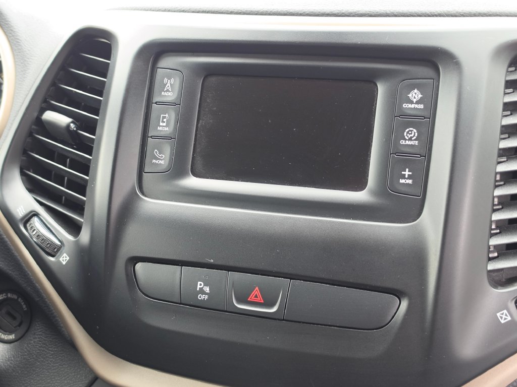 Used 2018 Jeep Cherokee Latitude w/ Safety Group AWD/4WD image 13