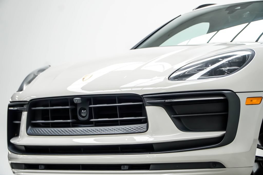 Used 2023 Porsche Macan AWD/4WD image 2