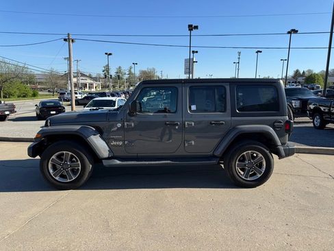 Used 2018 Jeep Wrangler Unlimited Sahara w/ Cold Weather Group AWD/4WD image 9