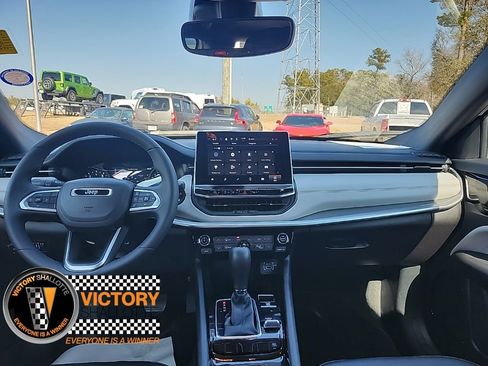 Certified 2025 Jeep Compass Limited image 3