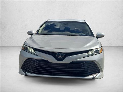 Used 2019 Toyota Camry XLE FWD image 2