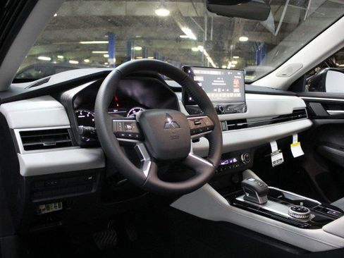 New 2025 Mitsubishi Outlander SE image 5