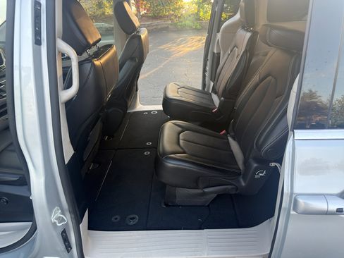 Used 2024 Chrysler Pacifica Touring-L image 30