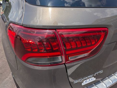 Used 2019 Kia Sorento SX FWD image 14