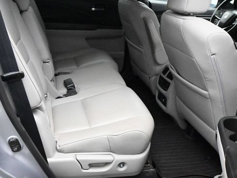 Used 2020 Honda Pilot Touring image 11
