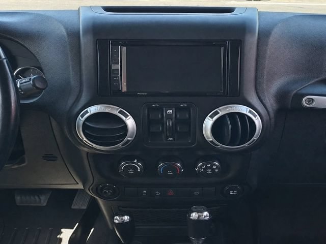 Used 2015 Jeep Wrangler Unlimited Rubicon w/ Connectivity Group AWD/4WD image 14