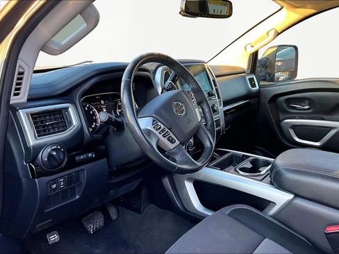 Used 2021 Nissan Titan SV w/ SV Convenience Package image 12