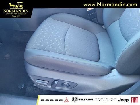 Used 2025 Toyota RAV4 XLE AWD/4WD image 17